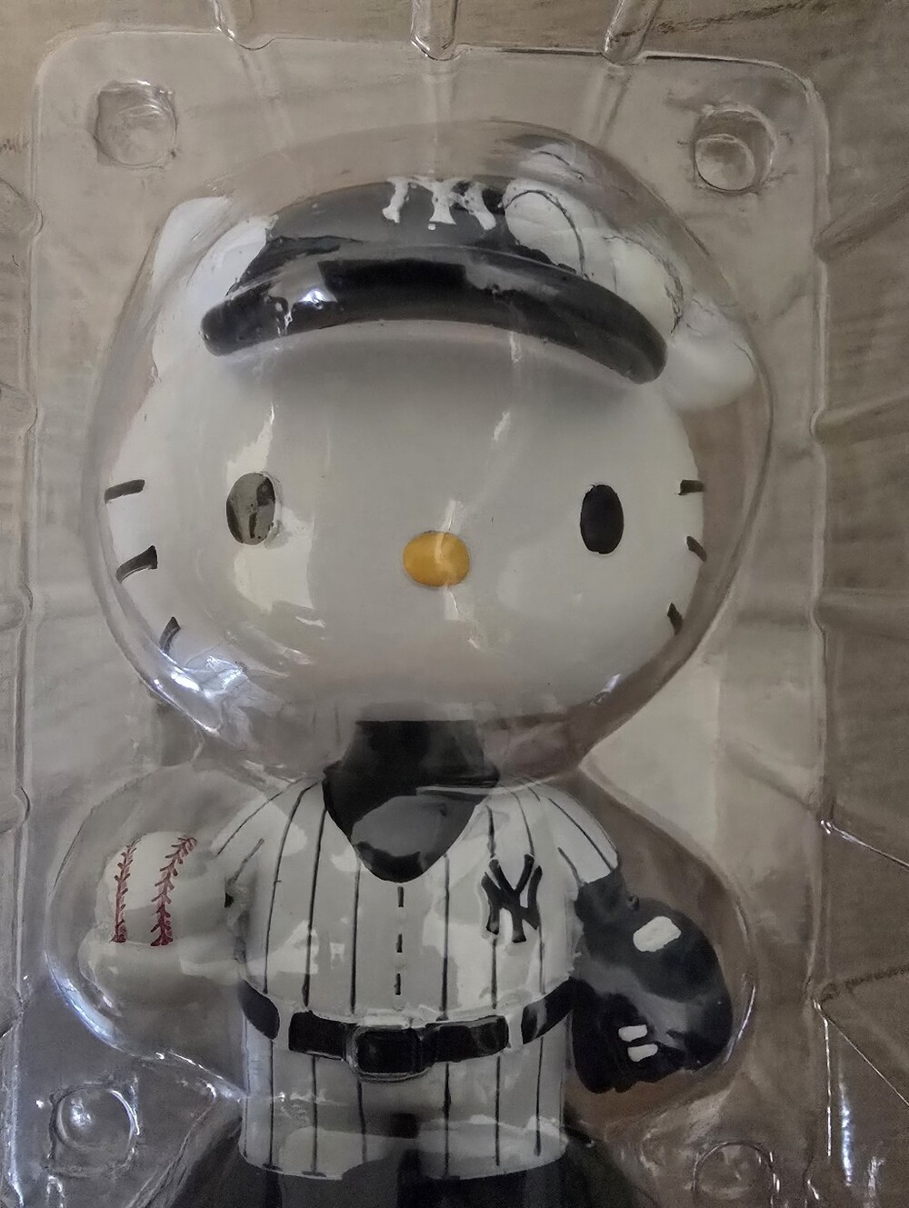NY Yankees Hello Kitty Bobblehead - Picture 4 of 12